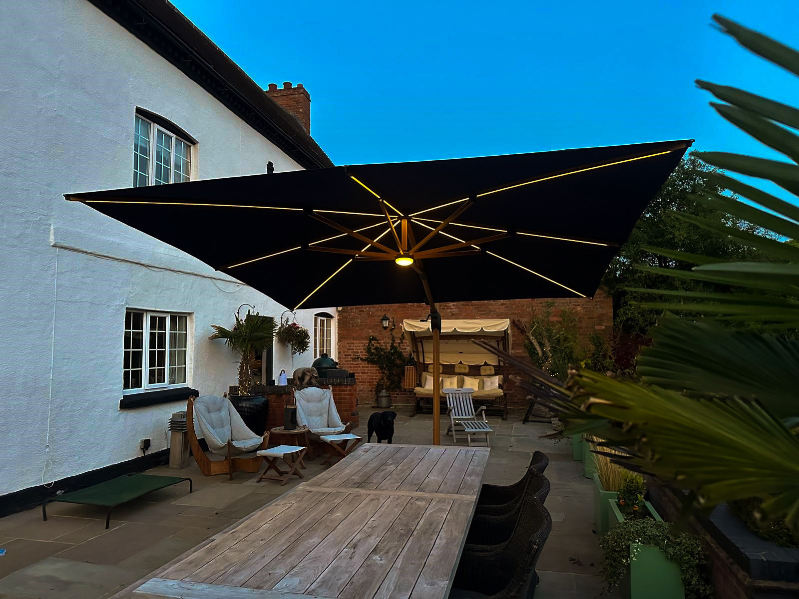Pisa 3.5M Dia Cantilever Parasol & LED Lights