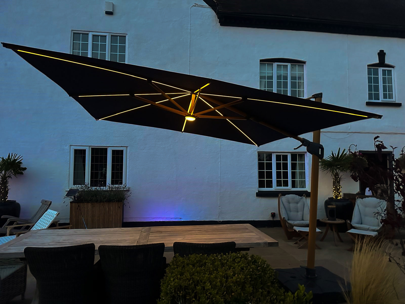 Pisa 3.5M Dia Cantilever Parasol & LED Lights
