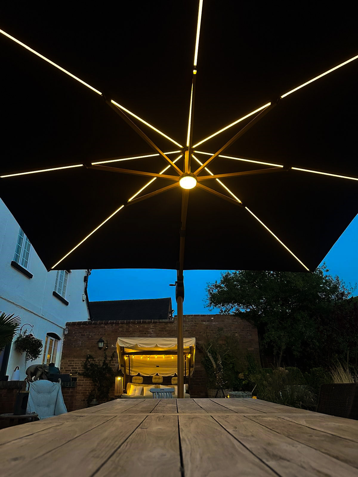 Pisa 3.5M Dia Cantilever Parasol & LED Lights