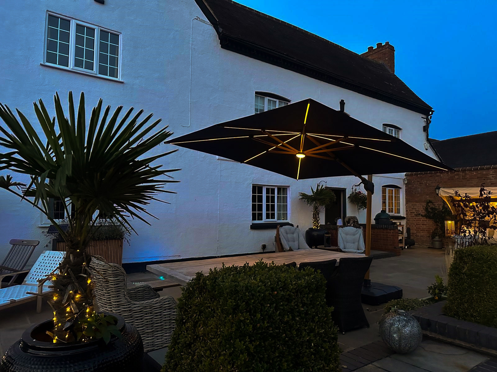 Pisa 3.5M Dia Cantilever Parasol & LED Lights
