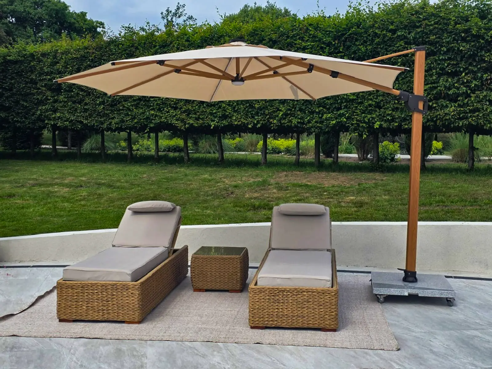 Pisa 3.5M Dia Cantilever Parasol & LED Lights