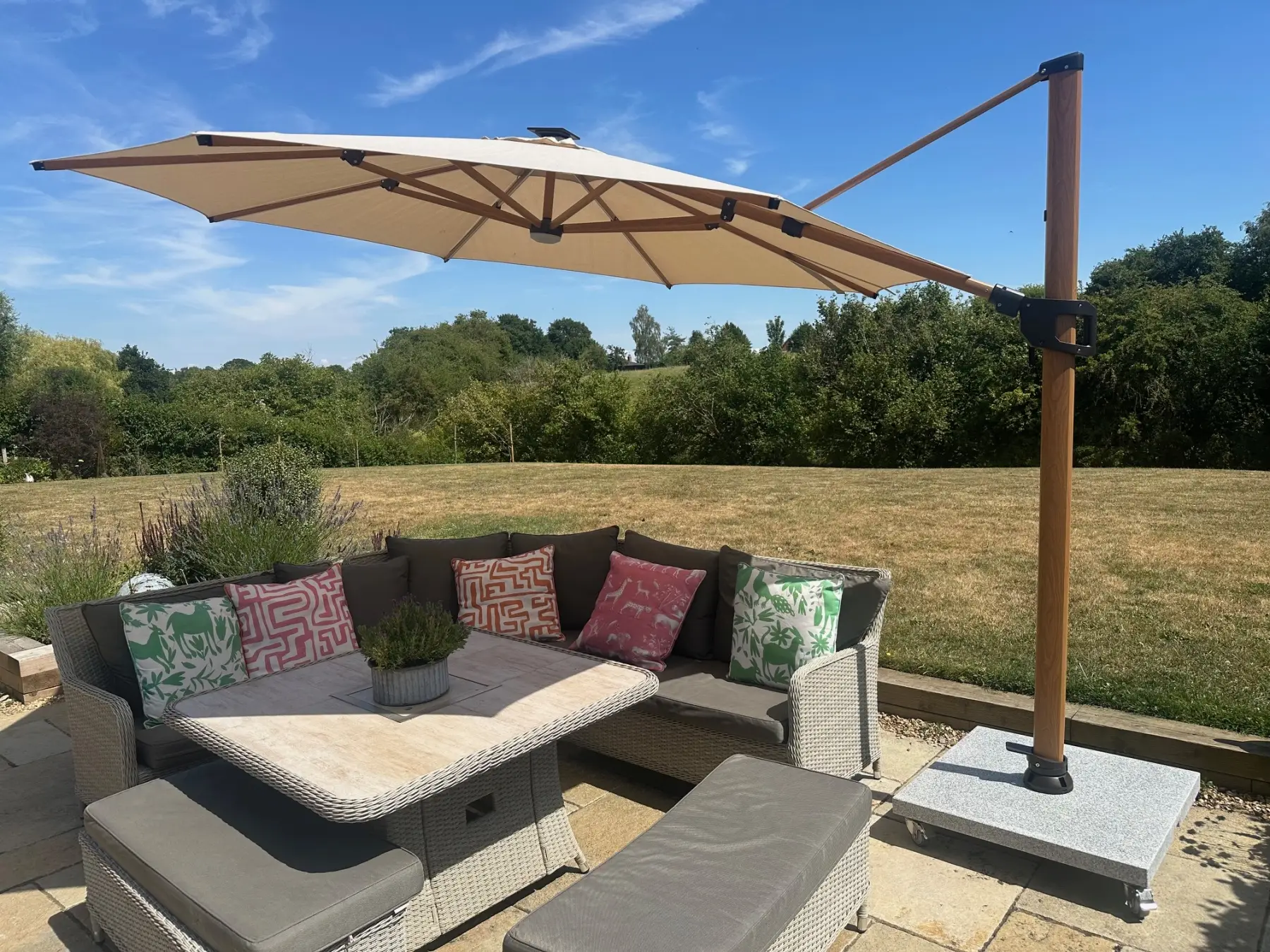 Pisa 3.5M Dia Cantilever Parasol & LED Lights