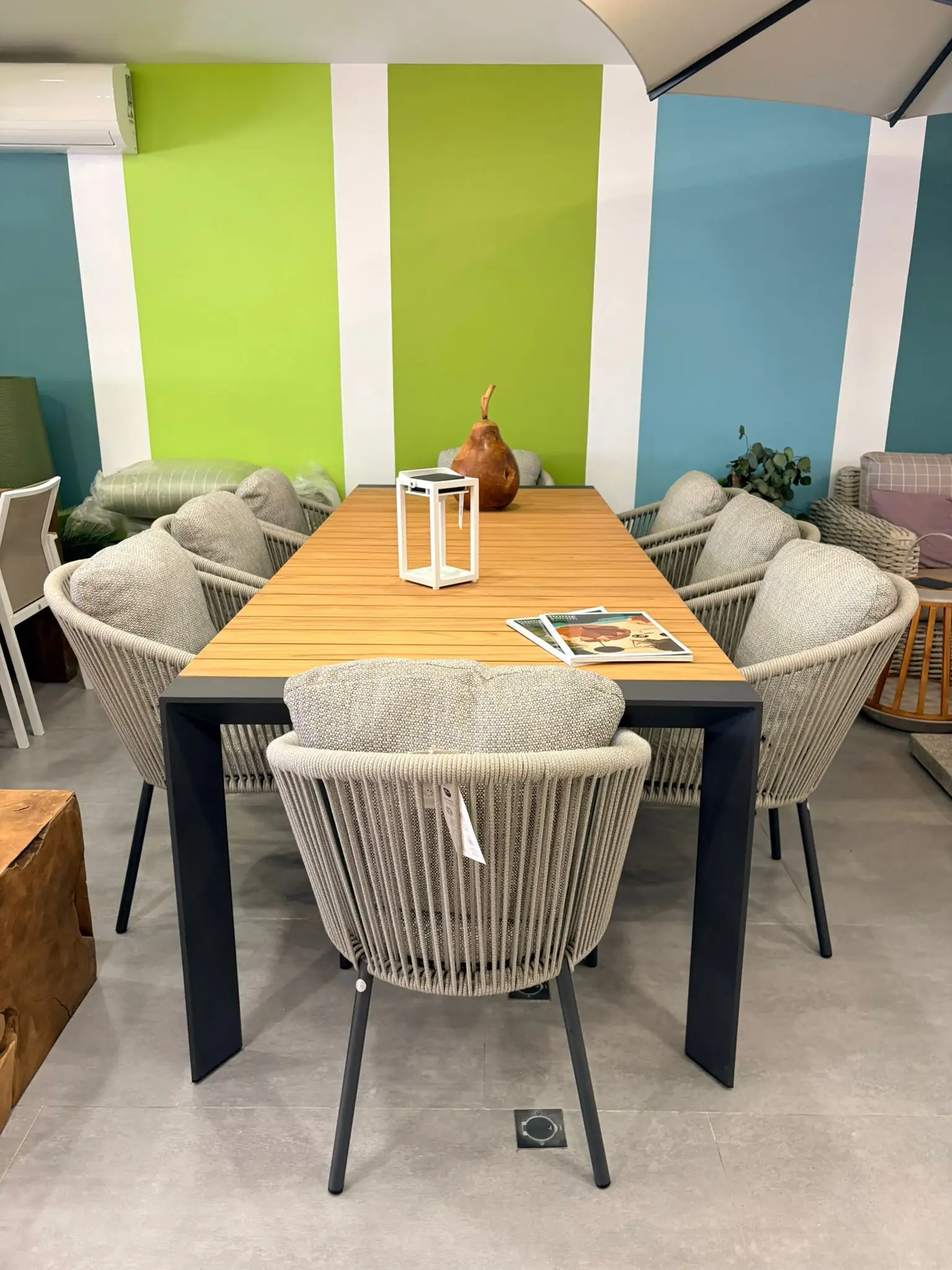 Exclusive Java Set Jakarta Table and stylish 8 elegant chairs