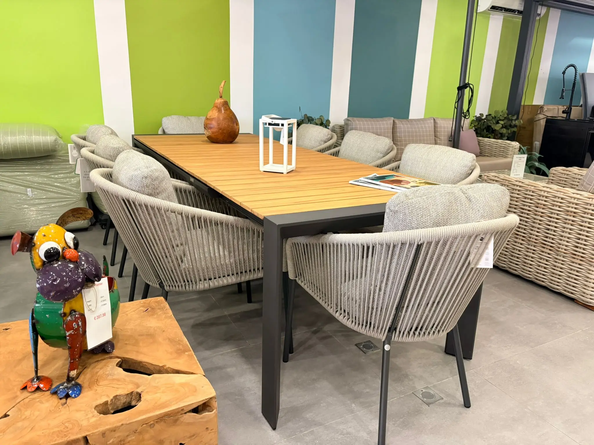 Exclusive Java Set Jakarta Table and stylish 8 elegant chairs