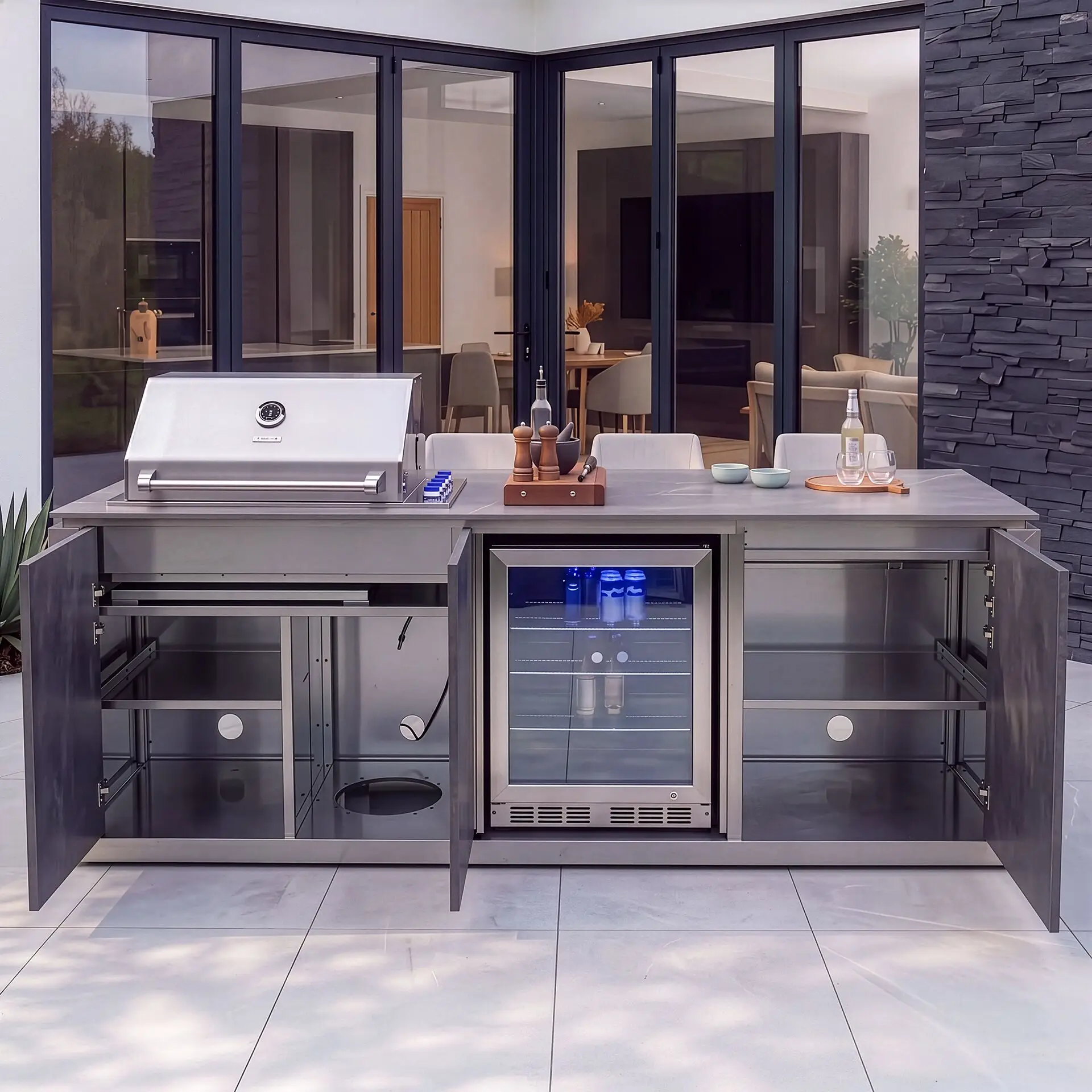Outdoor Kitchen Island & Bar