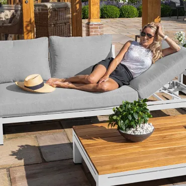 Oslo Corner Group with With Rising Table