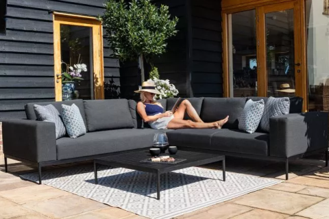 FOUR WAYS TO ADD COLOUR TO YOUR LIVING ROOM